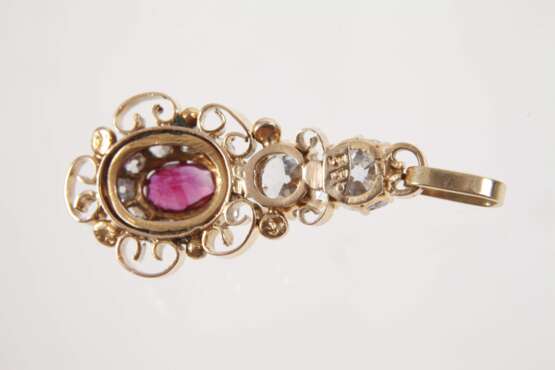 Prächtiger Anhänger mit Diamanten und Rubin - фото 3 Prächtiger Anhänger mit Diamanten und Rubin - фото 3