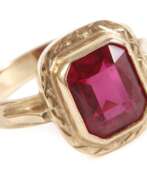 Übersicht. Damenring mit Steinbesatz