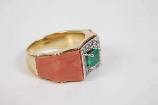 Damenring mit Koralle, Brillanten und Smaragd - Foto 2