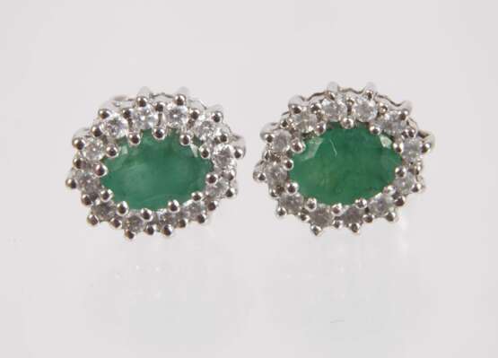 Paar Ohrstecker mit Smaragden und Brillanten - Foto 2