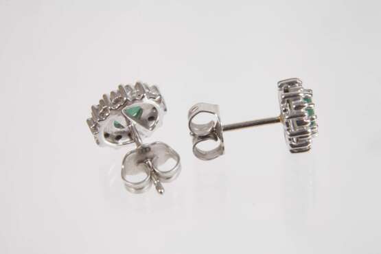 Paar Ohrstecker mit Smaragden und Brillanten - Foto 3