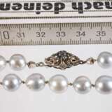 Hellgraue Perlenkette - photo 2