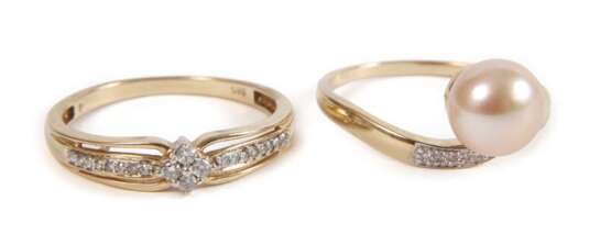 Zwei Damenringe mit Diamanten und Perle - photo 1 Zwei Damenringe mit Diamanten und Perle - photo 1