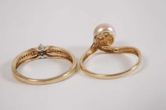 Zwei Damenringe mit Diamanten und Perle - photo 3 Zwei Damenringe mit Diamanten und Perle - photo 3