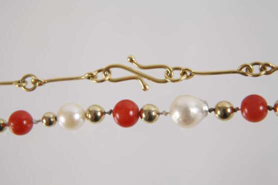 Collier mit Perlen und Korallen - photo 2 Collier mit Perlen und Korallen - photo 2