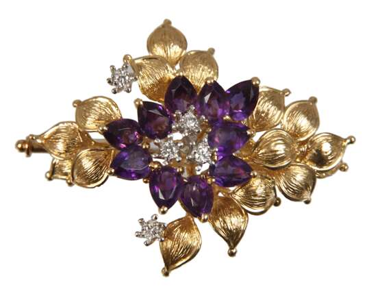 Blütenbrosche mit Amethysten und Brillanten - фото 1 Blütenbrosche mit Amethysten und Brillanten - фото 1