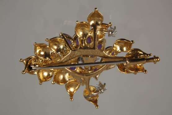 Blütenbrosche mit Amethysten und Brillanten - фото 2 Blütenbrosche mit Amethysten und Brillanten - фото 2