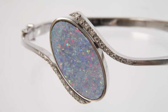 Eleganter Armreif mit Edelopal und Diamanten - фото 2