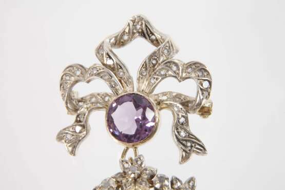 Schleifenbrosche mit Amethysten und Diamanten - photo 2