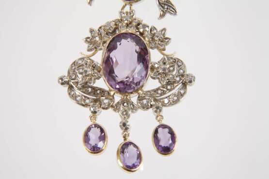 Schleifenbrosche mit Amethysten und Diamanten - photo 3