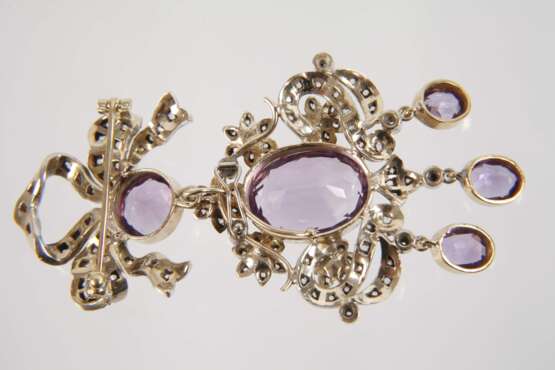 Schleifenbrosche mit Amethysten und Diamanten - photo 4