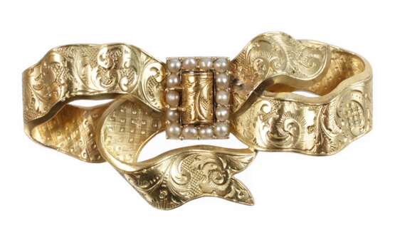 Schleifenbrosche mit Perlen - фото 1 Schleifenbrosche mit Perlen - фото 1