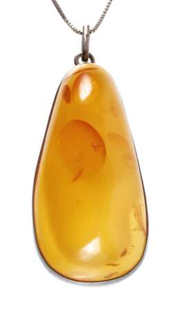 Großer Bernsteinanhänger an Kette - фото 1 Großer Bernsteinanhänger an Kette - фото 1