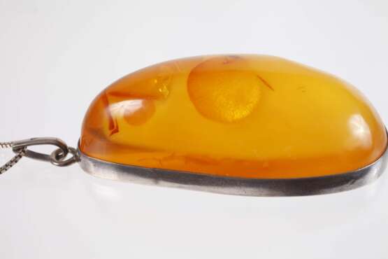 Großer Bernsteinanhänger an Kette - фото 2 Großer Bernsteinanhänger an Kette - фото 2