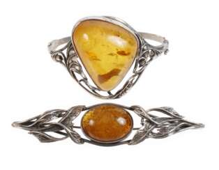 Zwei Schmuckteile mit Bernsteinbesatz