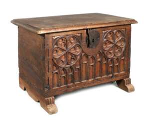 Kleine gotische Truhe