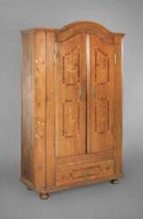 Barockschrank mit Vogelintarsien