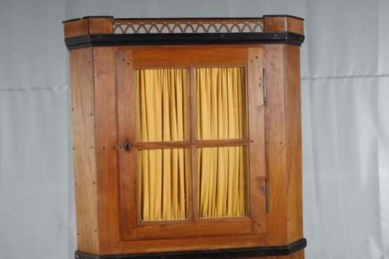 Klassizistischer Eckschrank - фото 2