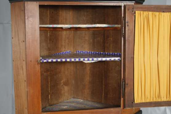 Klassizistischer Eckschrank - фото 4