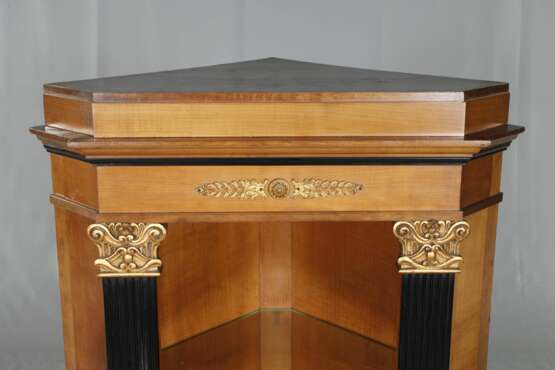 Ecketagere im klassizistischen Stil - фото 2