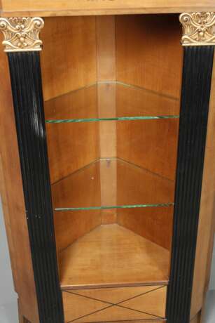 Ecketagere im klassizistischen Stil - фото 3