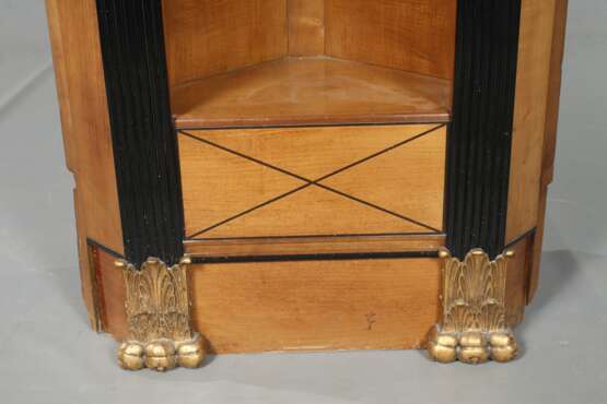 Ecketagere im klassizistischen Stil - фото 4