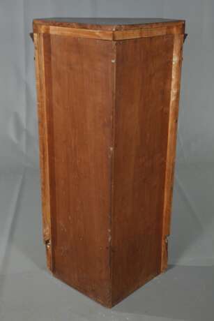 Ecketagere im klassizistischen Stil - фото 6