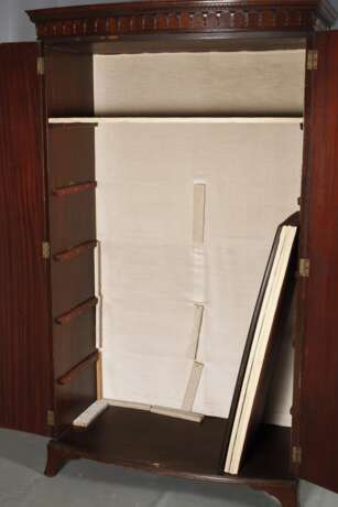 Wäscheschrank im Empirestil - photo 5