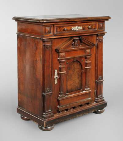 Halbschrank im Renaissancestil - фото 1