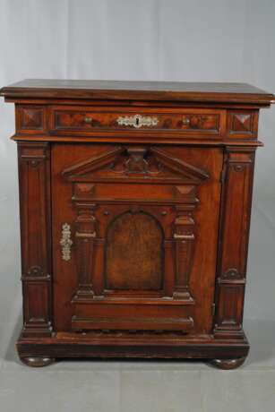 Halbschrank im Renaissancestil - фото 2