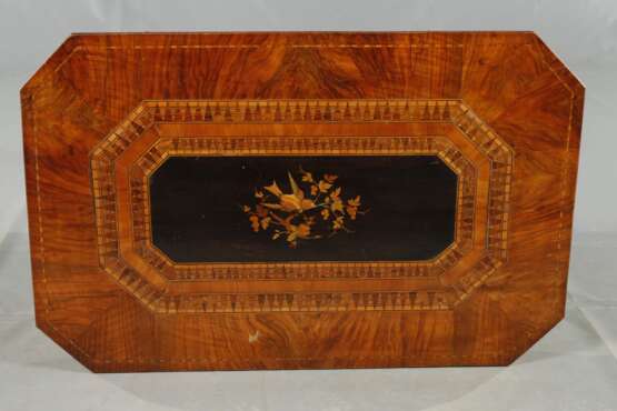 Intarsierter Beistelltisch - Foto 3