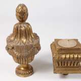 Klassizistische Amphore mit Sockel - фото 2