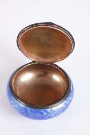 Feine Pillendose mit Emaillemalerei - фото 4 Feine Pillendose mit Emaillemalerei - фото 4