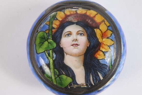 Feine Pillendose mit Emaillemalerei - фото 1 Feine Pillendose mit Emaillemalerei - фото 1