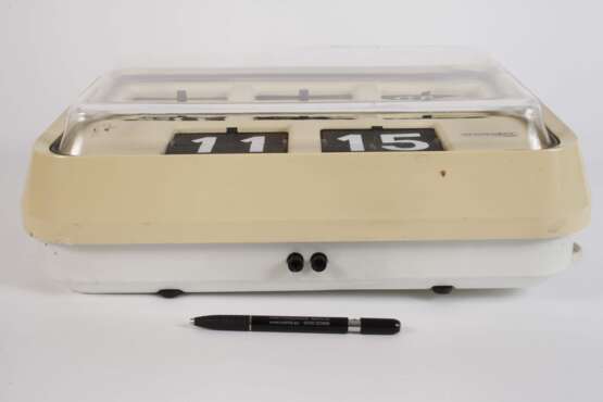 Klappzahlenuhr mit Kalender - фото 2 Klappzahlenuhr mit Kalender - фото 2