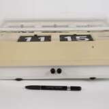 Klappzahlenuhr mit Kalender - фото 2