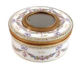 Deckeldose im Sevrés-Stil