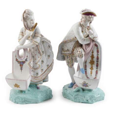 Edeldame und Rosenkavalier mit Blumenschale - фото 1