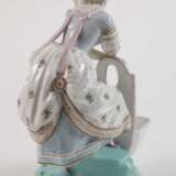 Edeldame und Rosenkavalier mit Blumenschale - фото 5