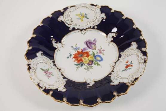 Meissen Prunkschale "Blumenbukett/Blaufond" - фото 2 Meissen Prunkschale "Blumenbukett/Blaufond" - фото 2