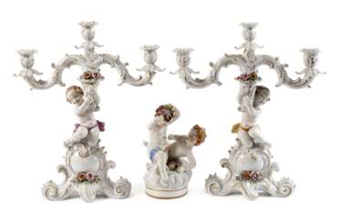 Paar figürliche Leuchter und Puttengruppe