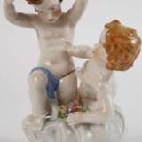 Paar figürliche Leuchter und Puttengruppe - фото 2