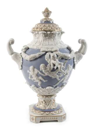 Große Prunkvase mit Puttenrelief - фото 1