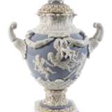 Große Prunkvase mit Puttenrelief - фото 1