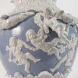 Große Prunkvase mit Puttenrelief - фото 2