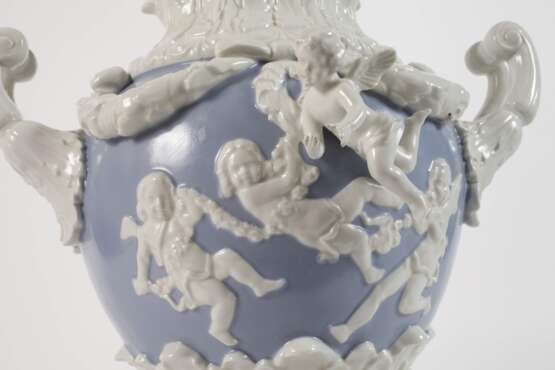 Große Prunkvase mit Puttenrelief - фото 2