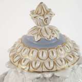 Große Prunkvase mit Puttenrelief - фото 3