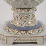 Große Prunkvase mit Puttenrelief - фото 4