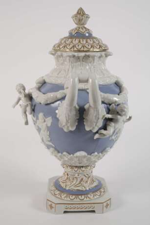 Große Prunkvase mit Puttenrelief - фото 5