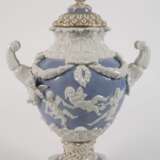 Große Prunkvase mit Puttenrelief - фото 6